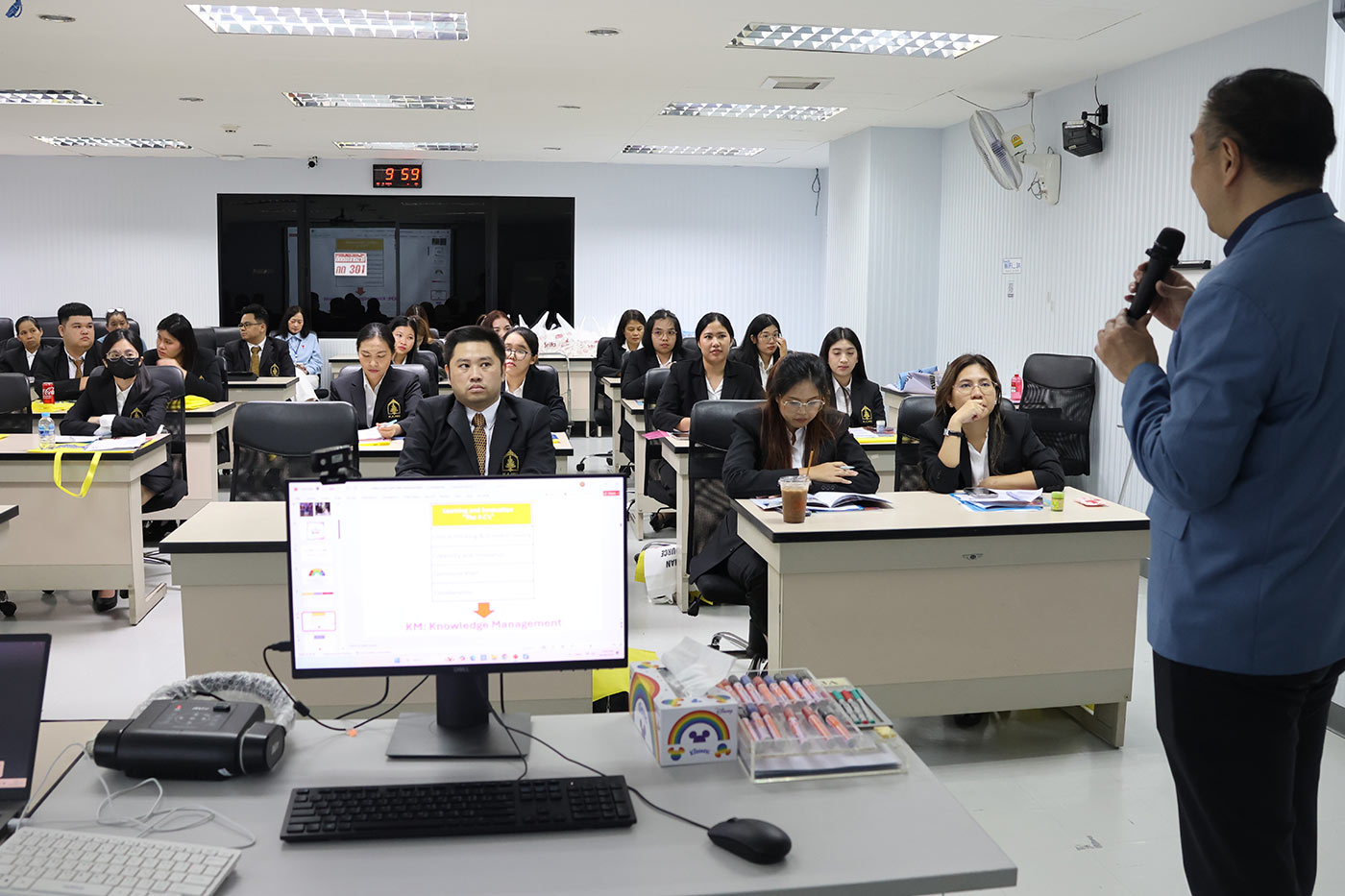 ส.ส.ท. ให้การต้อนรับ คณะนักศึกษาระดับปริญญาโท และอาจารย์ คณะทรัพยากรมนุษย์ มหาวิทยาลัยรามคำแหง เนื่องในโอกาสเยี่ยมชมการพัฒนาบุคลากรและการจัดการอบรมขององค์กร ในยุคดิจิทัล