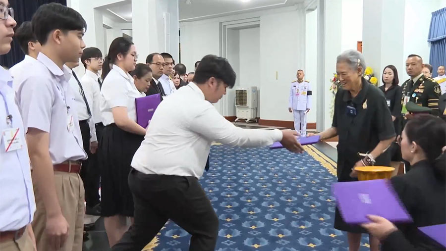 ส.ส.ท. ได้รับพระมหากรุณาธิคุณอย่างหาที่สุดมิได้ จากสมเด็จพระกนิษฐาธิราชเจ้า กรมสมเด็จพระเทพรัตนราชสุดา ฯ สยามบรมราชกุมารี พระราชทานพระราชวโรกาสให้ คณะผู้จัดการแข่งขันหุ่นยนต์ ส.ส.ท. ชิงแชมป์ประเทศไทย ประจำปี 2568 ร่วมเข้าเฝ้าทูลละอองพระบาท ณ ศาลาดุสิดาลัย สวนจิตรลดา