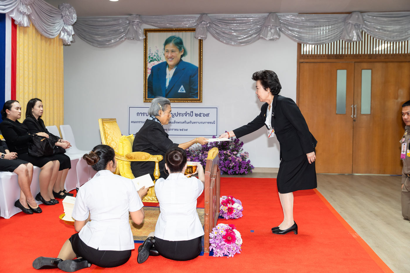 นายกสมาคม สมาคมส่งเสริมเทคโนโลยี (ไทย-ญี่ปุ่น) เข้าเฝ้าทูลละอองพระบาทรับเสด็จ และ รับพระราชทานโล่ที่ระลึก จากสมเด็จพระกนิษฐาธิราชเจ้า กรมสมเด็จพระเทพรัตนราชสุดา ฯ สยามบรมราชกุมารี